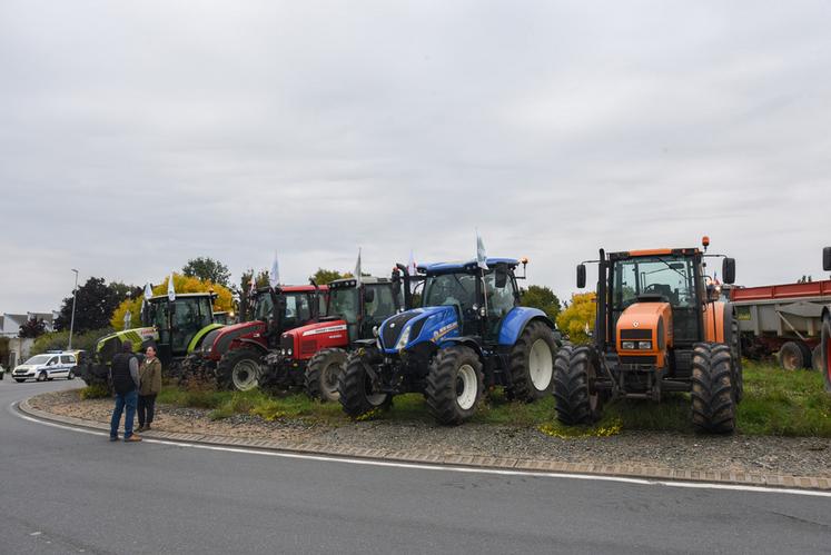 Le 25 septembre, à Chartres. Les tracteurs ont pris possession des rond-points, comme sur celui de Barjouville, la circulation a pu reprendre ensuite sur une voie.