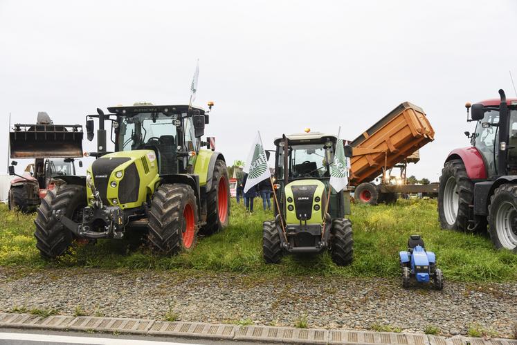 « Si ça continue, voilà avec quoi nous allons devoir travailler… un tracteur à pédales », prévient le président de la FNSEA 28, Bertrand Petit.
