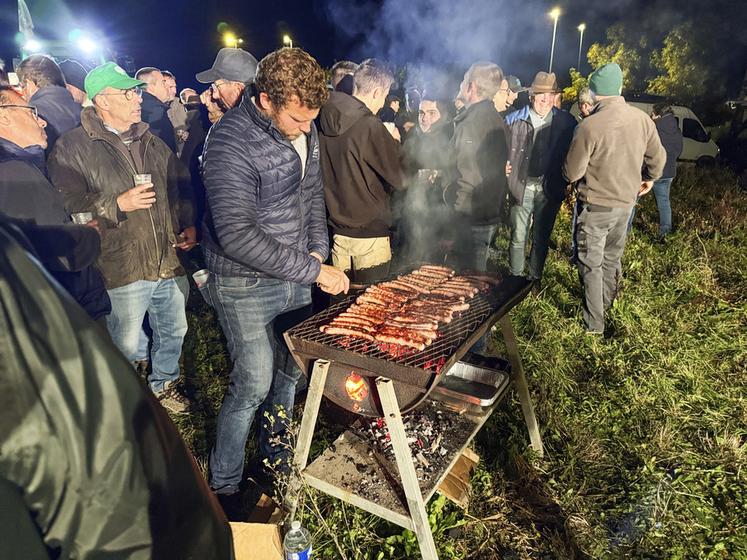 Fin de la mobilisation, place à la convivialité autour des traditionnelles saucisses grillées.