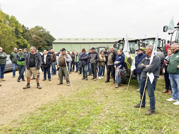 Avant le départ de l'opération escargot, les dernières consignes sont données aux exploitants à la chèvrerie de Chaunay.