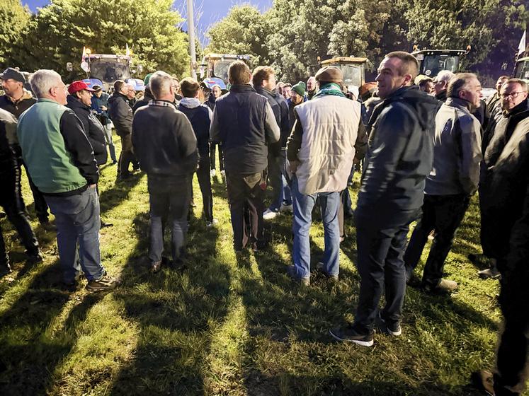 La nuit est tombée, les organisateurs s'assurent que tout le monde est bien d'accord pour revenir à Barjouville par la rocade plutôt que de s'aventurer sur l'A11.