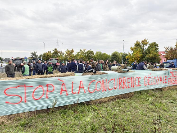 Sur les quatre ronds-points occupés, comme sur celui de Barjouville, les exploitants ont inscrit leurs revendications.