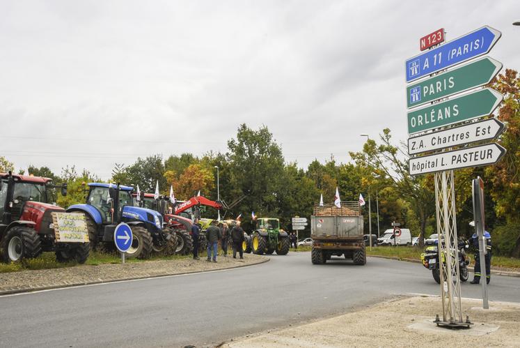 Jeudi 25 septembre, à Chartres. Les tracteurs ont pris possession des ronds-points, comme sur celui d'Orléans, la circulation a pu reprendre ensuite sur une voie.