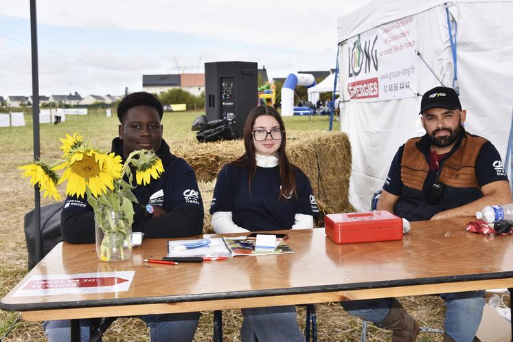 Les élèves se sont répartis les différentes tâches telles que l'accueil du festival, la présentation de stand ou encore les tours de train-tracteur.