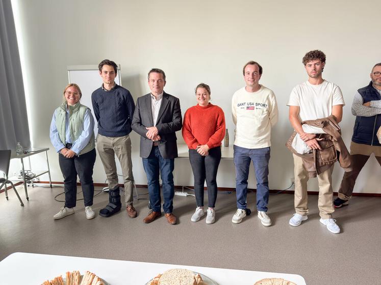 Lundi 22 septembre, à Chartres. Cinq jeunes installés ont reçu des mains du président de la Safer du Centre, Laurent Delorme (3e à g.), 5 000 euros de son Fonds d'aide à l'installation.