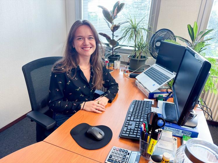 Marion Lesne reçoit les agriculteurs en difficulté pour démêler leurs dossiers et chercher des solutions avec l'ensemble des partenaires de leurs exploitations.