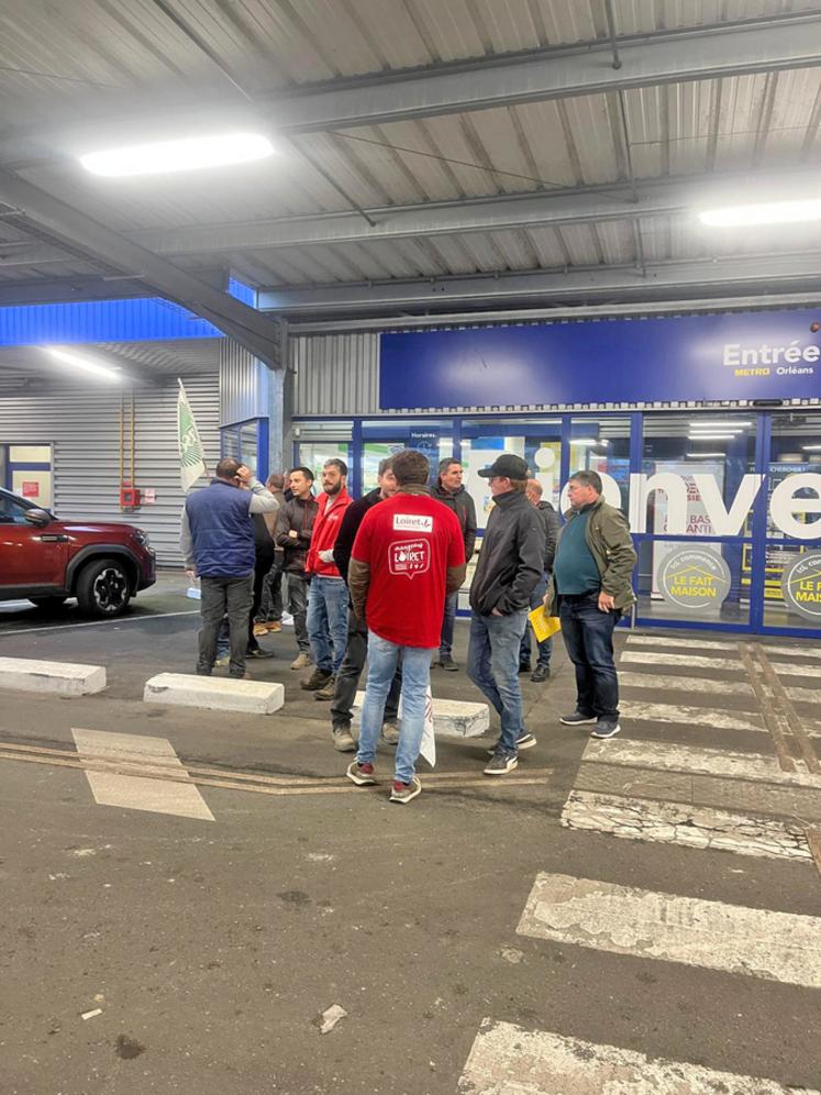 Vendredi 26 septembre, à La Chapelle-Saint-Mesmin. Dès 6 h 30, une douzaine d’agriculteurs se sont donné rendez-vous au supermarché pour les professionnels Metro pour dénoncer l’importation de fruits et légumes provenant de pays autorisant des solutions de traitement interdites en France, telles que l’acétamipride.