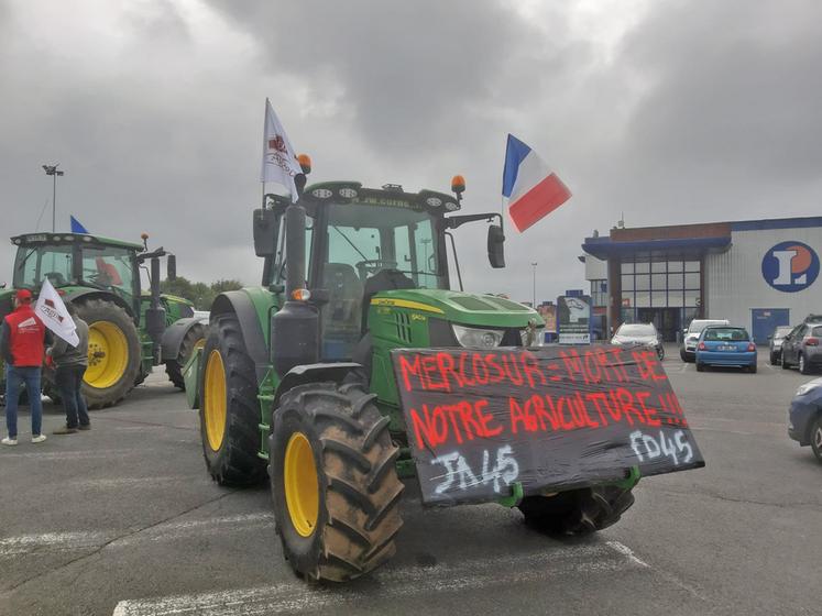 À 10 h 30, un groupe d’agriculteurs s’est réuni devant le magasin Leclerc de Pithiviers. Ils ont mené une action d’étiquetage des produits étrangers (miel, sucre, fruits, pâtes à tartiner…) et sensibilisé les consommateurs. Cette initiative visait à dénoncer en particulier la concurrence déloyale que subit la France.