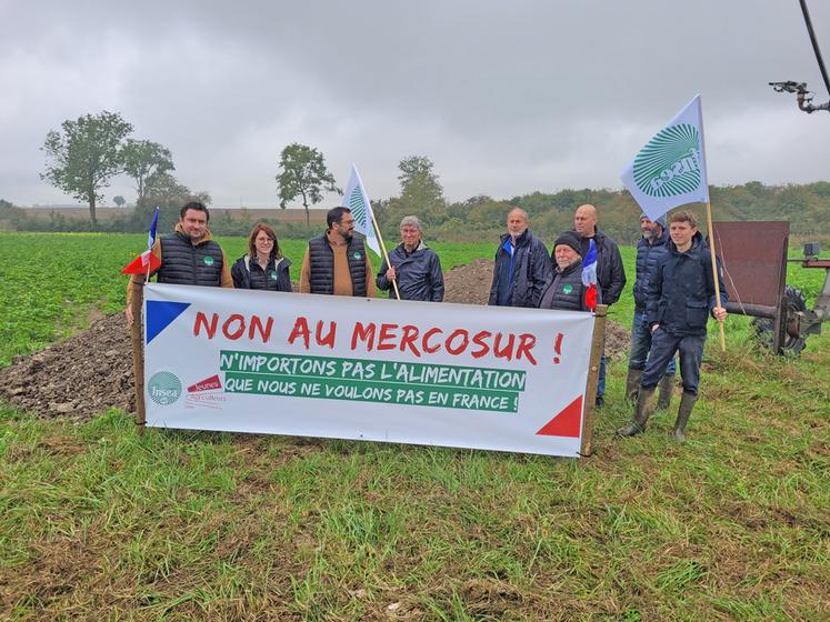 Les agriculteurs du Montargois ont installé une dizaine d’affiches le long des grands axes pour dénoncer le possible accord avec les pays d’Amérique du Sud (Mercosur). L’agriculture est une nouvelle fois sacrifiée pour favoriser l’exportation de voitures. Le revenu des exploitations a fortement baissé et l’avenir de nombreuses filières est compromis. La FNSEA et les JA demandent un véritable cap pour l’agriculture et pour l’installation des jeunes, qui passera par des exploitations v...