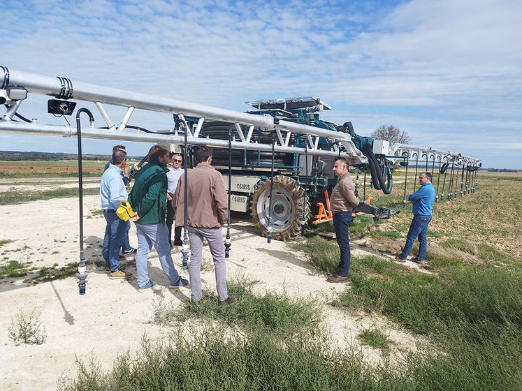 Les agriculteurs ont découvert le robot d’irrigation Oscar conçu par la start-up Osiris.