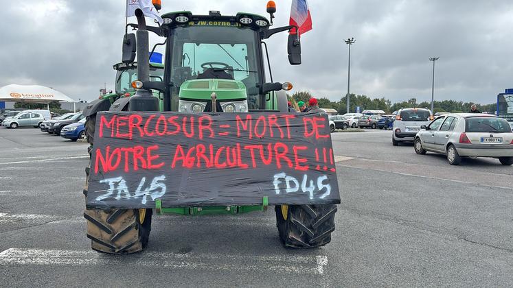 Les tracteurs ont pris position aux abords de plusieurs sites stratégiques du Loiret lors de cette journée d’action.
