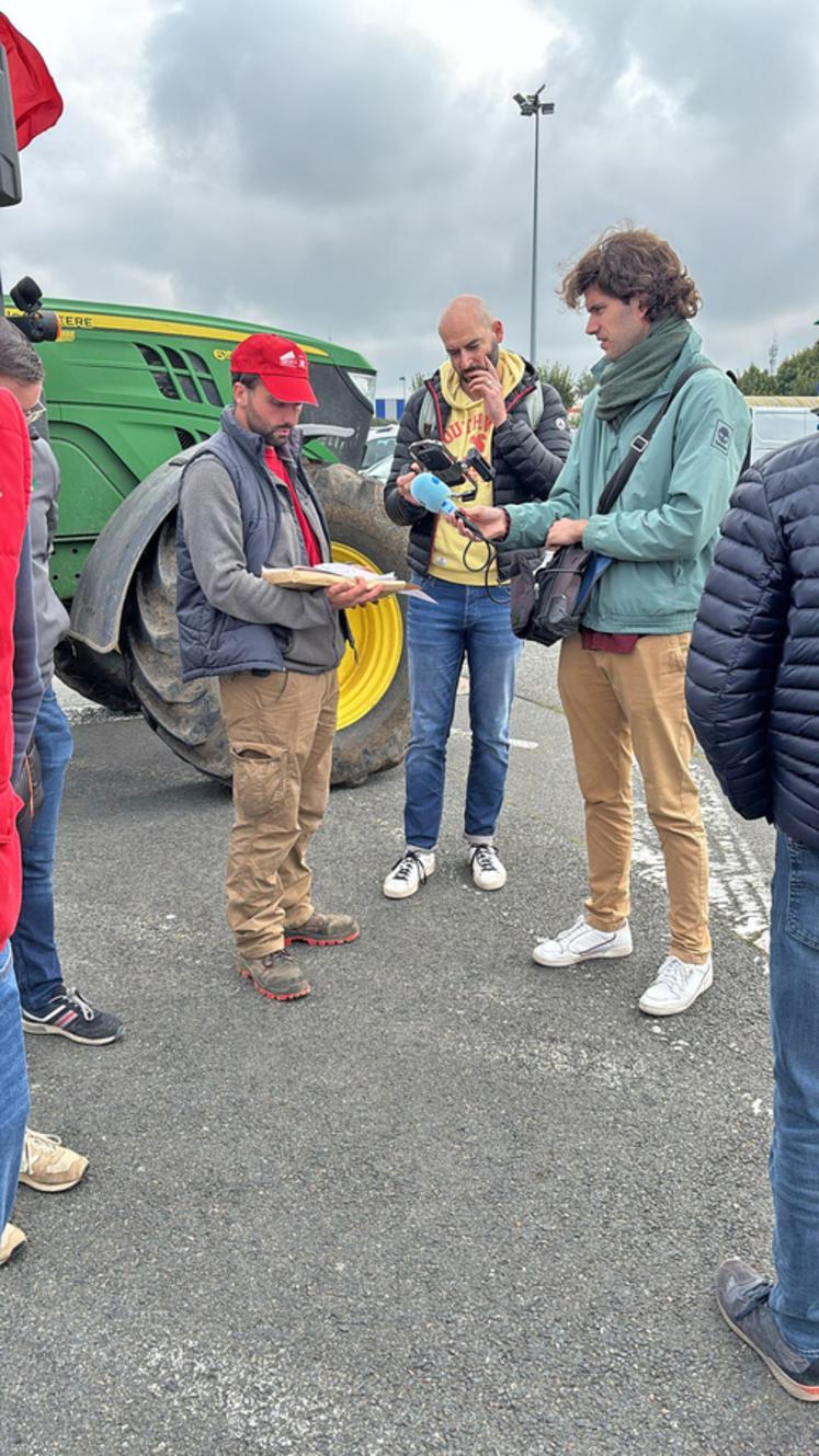 Plusieurs médias locaux et régionaux étaient présents pour relayer les revendications des agriculteurs mobilisés dans le Loiret.