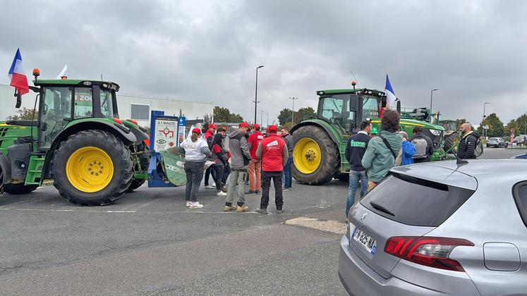 À Pithiviers, les Jeunes agriculteurs et la FNSEA 45 ont ciblé une grande surface pour dénoncer la pression sur les prix payés aux producteurs.