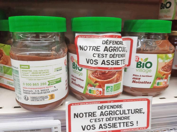 Des étiquettes ont été apposées sur des produits ne respectant pas les normes de production françaises afin de dénoncer les distorsions de concurrence.