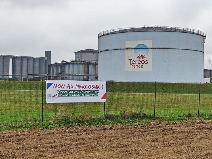 Une banderole a été déployée par les manifestants devant la sucrerie d’Artenay, symbole de la filière betteravière en difficulté.