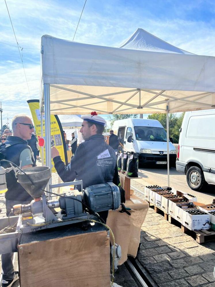 Sur le Pont Royal, le marché des producteurs du Loiret a permis aux visiteurs du Festival de Loire de découvrir les savoir-faire et produits locaux.