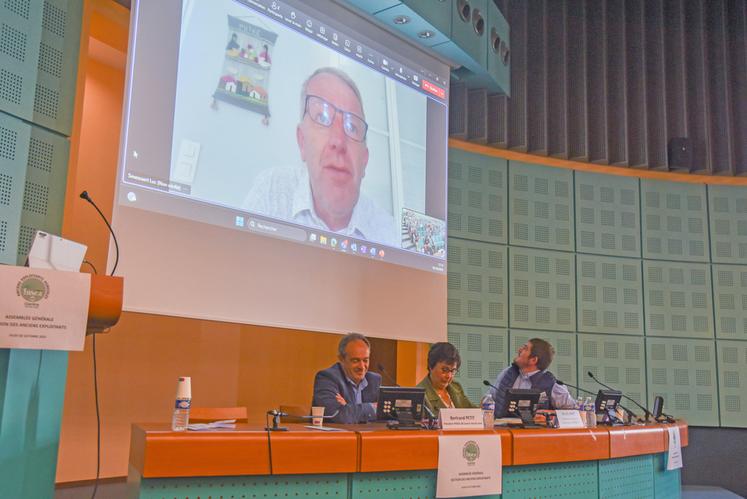 Jeudi 2 octobre, à Chartres. Le vice-président de la FNSEA, Luc Smessaert, est intervenu en visio lors de l'assemblée générale de la section des anciens.