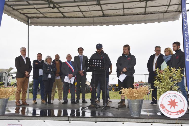 Égly (Essonne), dimanche 21 septembre. Baptiste Desforges (au pupitre) et Mathieu Ciret (à d. du pupitre), coprésidents du Festival de la terre 2025, ont évoqué les difficultés rencontrées par les agriculteurs essonniens.