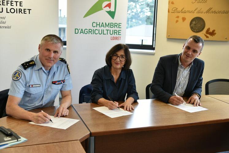 Lundi 29 septembre, à Orléans. Le général Samuel Machac, commandant de la région de gendarmerie de Centre-Val de Loire et du groupement du Loiret, la préfète Sophie Brocas et le président de la chambre d’Agriculture, Valentin Caron, ont signé la convention Alerte agri.