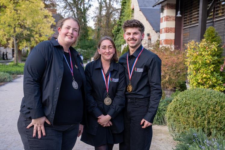 Guillaume Lecas, vainqueur de la Coupe de France des fleuristes, aux côtés d’Anaïs Boutserin (Terville), 2e, et de Laura La-Manna (Paris), 3e.