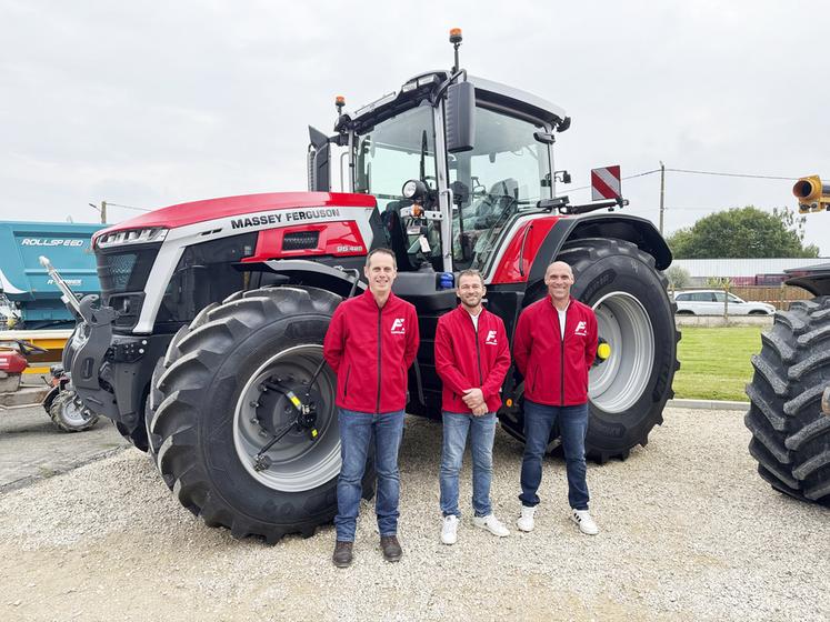 Vendredi 26 septembre, à Belhomert. Les 10 ans d'Agrifarm ont permis aux trois associés, Benoît Masson, Éric Gillot et Christophe Trémier (de g. à d.), d'offrir deux jours festifs à leurs clients.