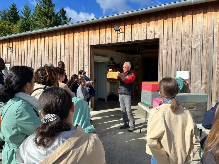 Dimanche 5 octobre, à Fay-aux-Loges. Le public a pu observer de près le matériel apicole et les cadres de ruche utilisés lors des récoltes.
