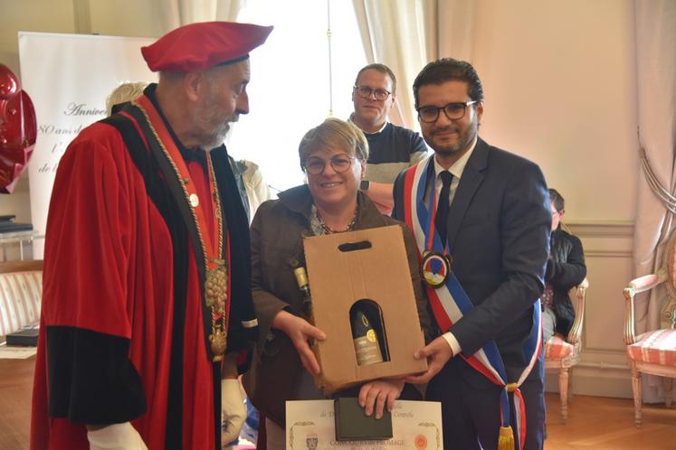Melun, samedi 4 octobre. Sophie Loiseau Lepicard, qui monte sur la première marche du podium pour l'affinage de son brie de Melun, est entourée d'un représentant de la confrérie de Gaillac et du maire de Melun.