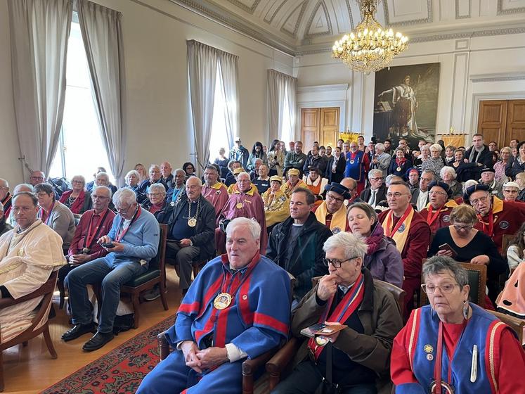 Un camaïeu de couleurs pour écouter la proclamation des résultats du concours. En début de matinée, les confréries ont sillonné les rues de Melun et reçu une bénédiction en l'église Saint-Aspais.