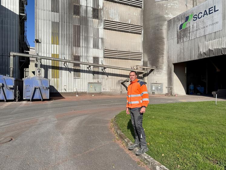 Lundi 6 octobre, à Voves. Le silo de la Scael est doté de trois séchoirs pour le maïs. Il réceptionne une bonne part de la collecte, sous la responsabilité d'Alexandre Caillard.