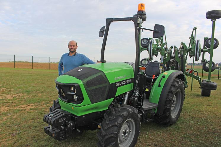 Henri Taveau, concessionnaire Deutz-Fahr dans l’Oise, présente le 5.080 DF, tracteur arceaux de 80 chevaux qui a toute sa place dans la cour des fermes.