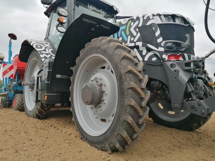 Le remplacement de la monte de pneumatiques d’origine impose de respecter la prépondérance, c’est-à-dire que la vitesse périphérique des roues avant doit être légèrement supérieure à celle des roues arrière, selon un rapport défini par le constructeur.