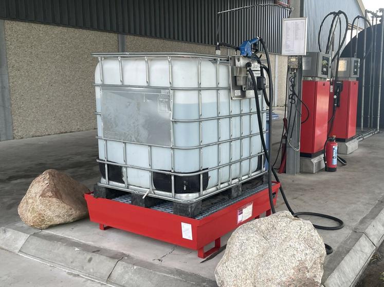 L’AUS 32, appelé couramment AdBlue, doit être conservé à l’ombre dans un réservoir hermétique, à l’image d’une cuve IBC de 1 000 litres.