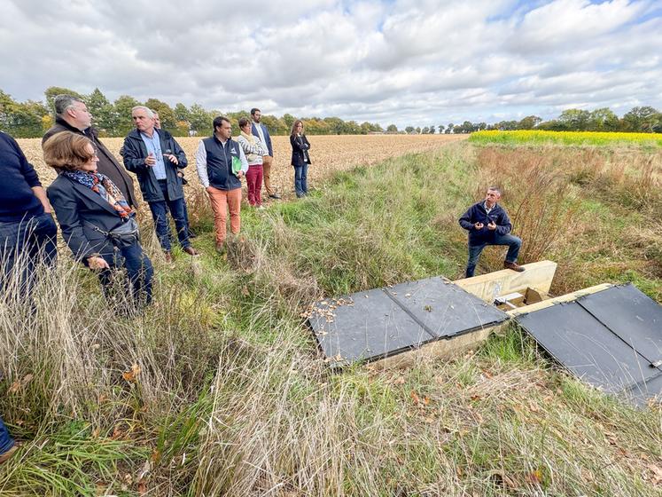 Jeudi 9 octobre, à Miermaigne. Le conseiller Chambre Sébastien Sallé (à d.) a expliqué le fonctionnement et l'utilité de la Zone tampon humide artificielle installée sur la ferme, à la délégation du Département.