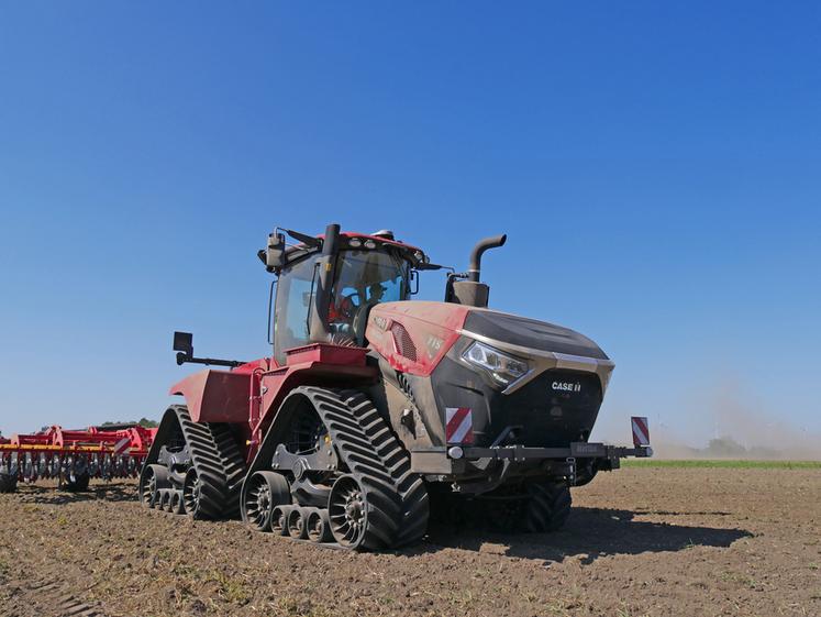 Le tracteur à chenilles séduit par ses performances, mais son coût et son entretien freinent encore sa généralisation.