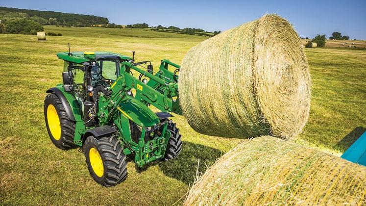 Le chargeur frontal impose de disposer d'une hydraulique suffisamment puissante.