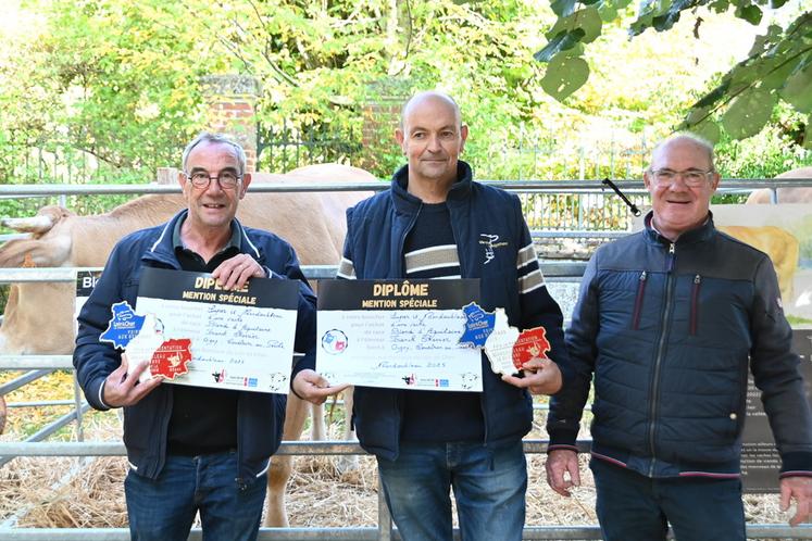 Acheteur et éleveur se sont serrés la main pour conclure la vente. Ils ont ensuite reçu un diplôme et une plaque, ce qui permettra notamment aux consommateurs de savoir que la viande qu'ils achètent provient d'un élevage local.