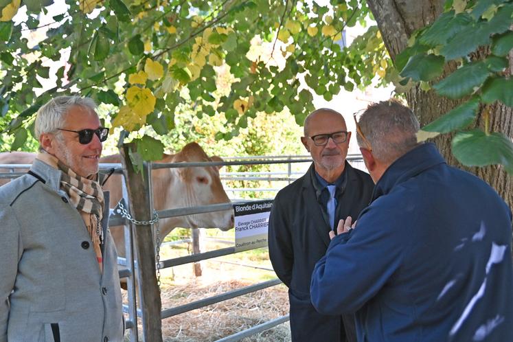 Les élus locaux, dont Christophe Marion, député du Vendômois, et Pascal Huguet, vice-président du conseil départemental, n'ont pas manqué de venir faire un tour à la foire.