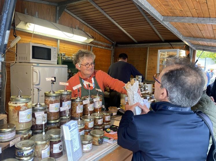 Les producteurs ont permis aux festivaliers de se restaurer 100 % local avec des sandwichs ou des salades composées de produits du terroir.