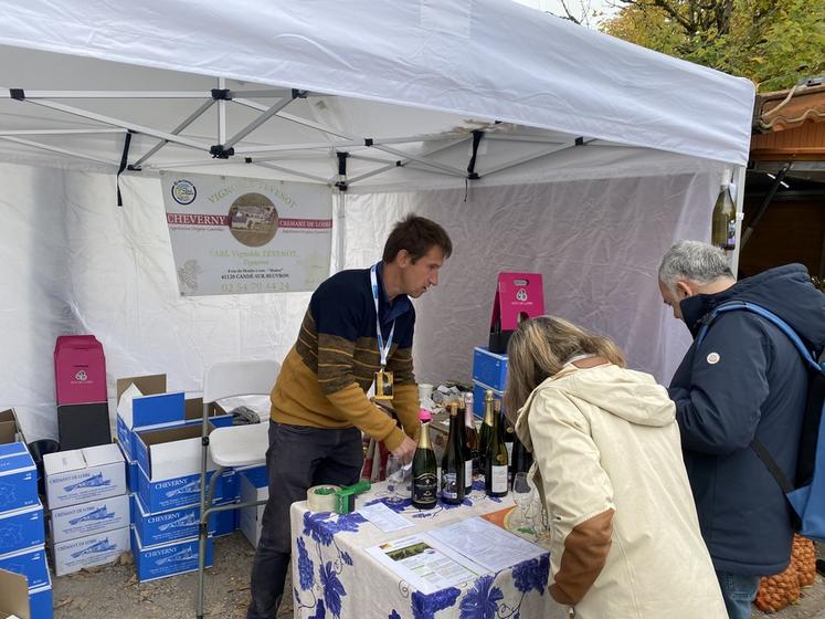 Le vin figurait lui aussi parmi les produits du marché. De nombreux curieux sont venus découvrir les crus de Loir-et-Cher. 