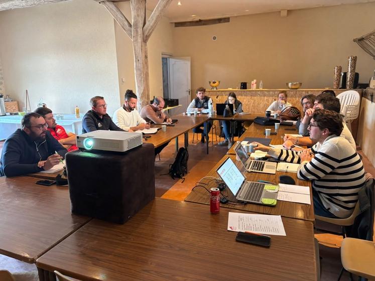 Vendredi 10 octobre, à Orgères-en-Beauce. Nicolas Grandvillain, secrétaire général de JA Centre-Val de Loire, a accueilli le conseil d'administration régional sur son exploitation.