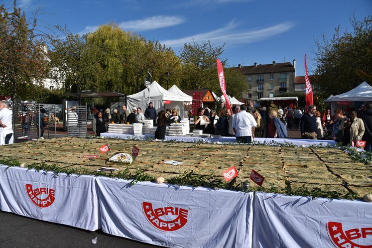 Meaux, samedi 11 octobre. La plus grande tarte au brie de Meaux du monde était visible tout au long de l'après-midi avant d'être vendue à la part au profit d'une association, l'occasion d'allier plaisir des papilles et bonne action.