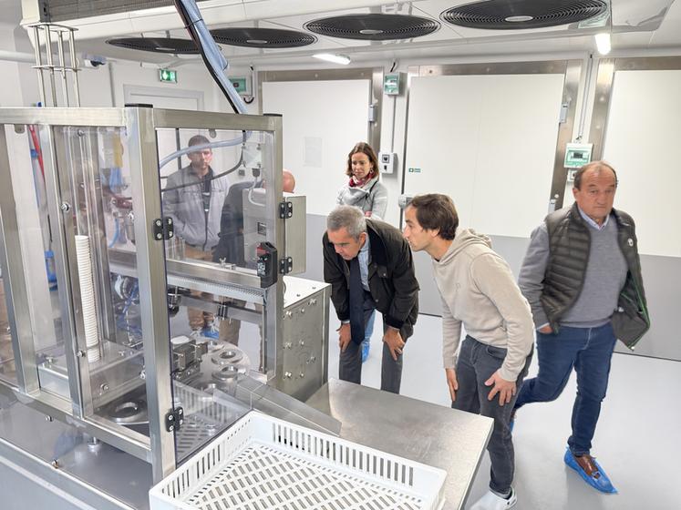 Le 15 octobre, à Ollé. Le préfet, Hervé Jonathan (au c.), s'est penché sur la fabrication des yaourts O'Lait lors de sa visite chez Clovis Menard (à d.).