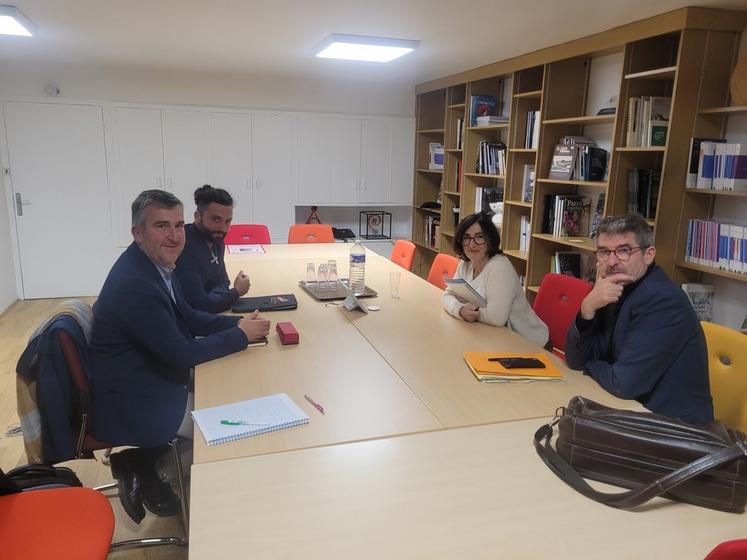 Rencontre entre la FNSEA 45, Jeunes agriculteurs du Loiret et la préfète du Loiret, Sophie Brocas, accompagnée du directeur de la DDT, Jean-Pierre Goron.