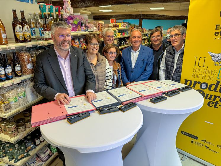 Le 3 octobre, à Tremblay-les-Villages. Le Département, les trois chambres consulaires, les buralistes ont signé pour promouvoir les produits locaux dans les derniers commerces de proximité en zone rurale.