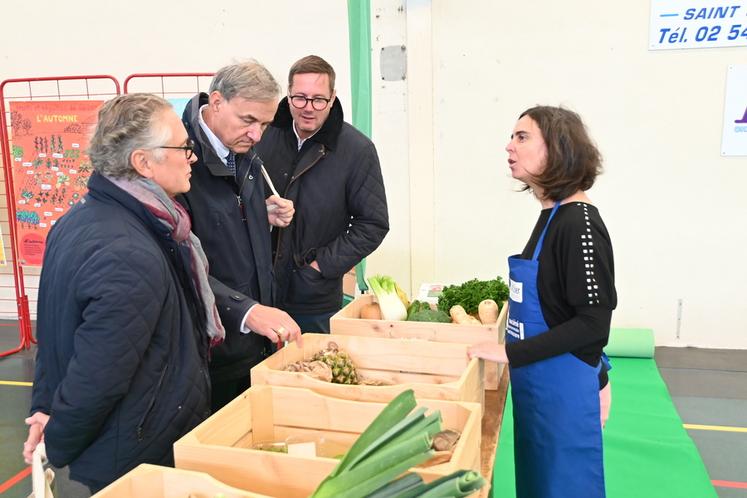 Plusieurs élus locaux dont Philippe Gouet, président du Département de Loir-et-Cher ont visité les différents ateliers des journées alimentations de Saint-Sulpice-de-Pommeray, mardi 14 octobre. 
