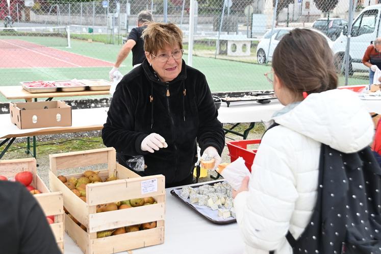 Le midi, les jeunes ont profité d'un repas 100 % local, avec des sandwichs à base de produits du terroir ainsi que des fruits et fromage de chèvre pour l'accompagner.