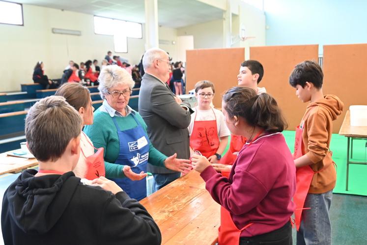 Les élèves de sixième du collège Gaston Jollet de Salbris ont pu fabriquer eux-mêmes leur propre beurre durant la journée alimentation des collèges. 