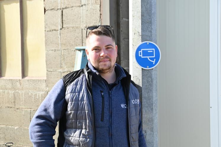 Victor Plichon, agriculteur à Mosnes (Indre-et-Loire) qui possède des parcelles en Loir-et-Cher, a installé des systèmes de vidéosurveillance dans son exploitation à la suite de cambriolages. Un équipement indispensable selon lui.
