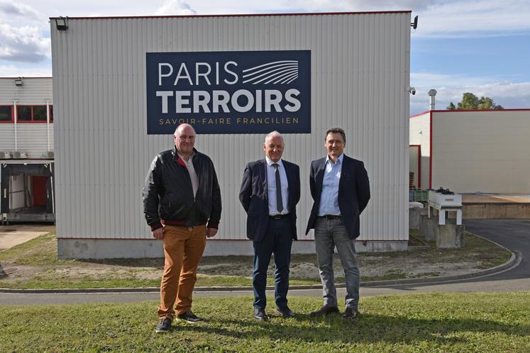 Houdan (Yvelines), lundi 22 septembre. De g. à d. : Benoît Breemeersch, éleveur normand adhérent à Cooperl, Bernard Rouxel, éleveur président de Cooperl et Philippe Coudray, directeur du site.
