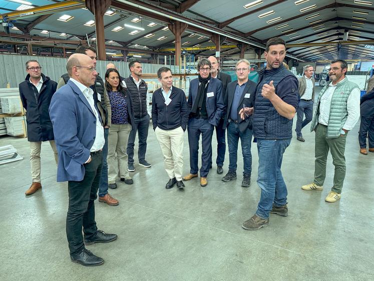 Jeudi 2 octobre, à Viabon. Le directeur de Duro France, Nicolas Pommier (2e à d.), a fait faire le tour de son usine aux participants du tour de France d'Axema.